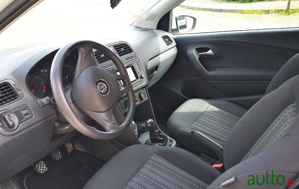 2015' Volkswagen Polo photo #1