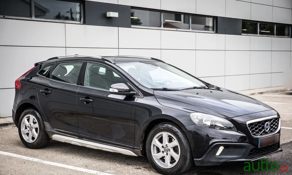 2015' Volvo V40 Cross Country photo #6