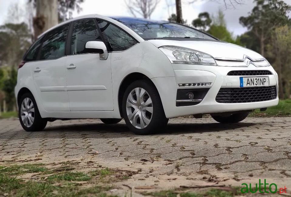 2013' Citroen C4 Picasso photo #2