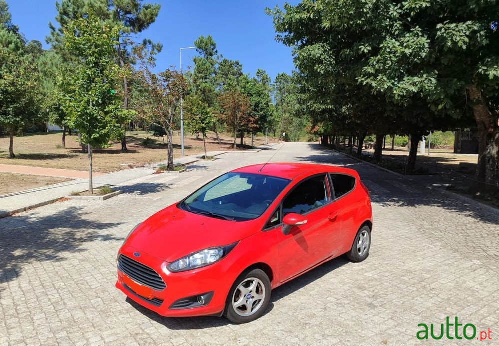 2013' Ford Fiesta photo #2