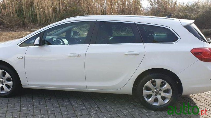 2014' Opel Astra 1.6Cdti Ecoflex photo #2