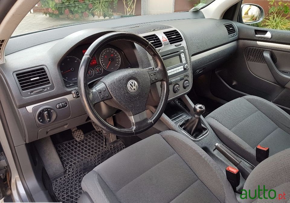 2008' Volkswagen Golf photo #3