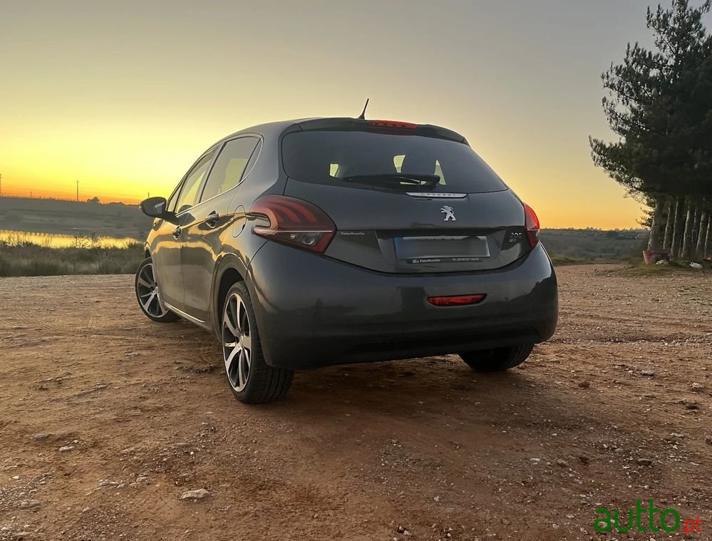 2013' Peugeot 208 photo #2