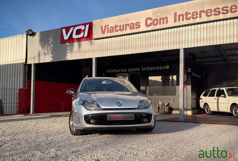 2010' Renault Laguna Break photo #2