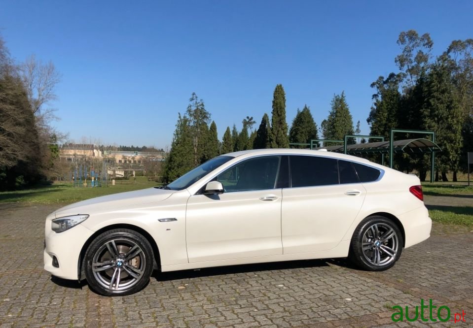 2009' BMW 530 Gran Turismo photo #2