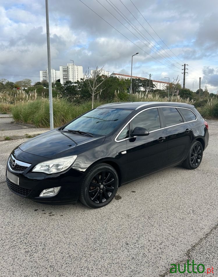 2011' Opel Astra Sports Tourer photo #1