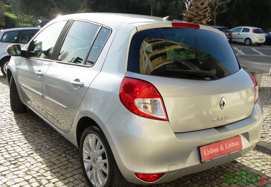 2011' Renault Clio photo #4