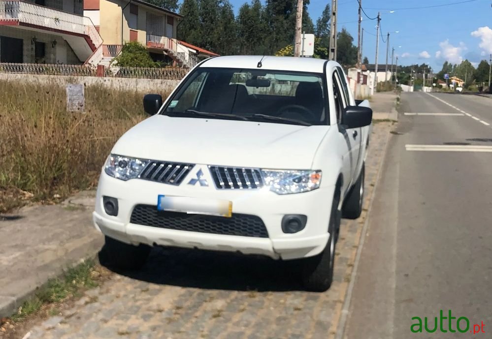 2011' Mitsubishi L200 photo #2
