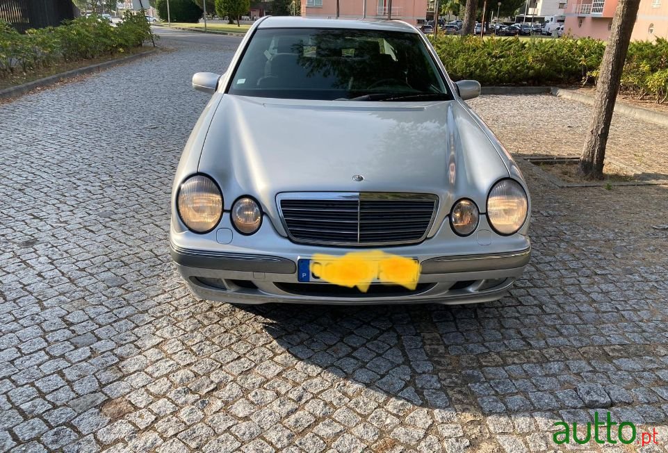 2001' Mercedes-Benz E-220 photo #1