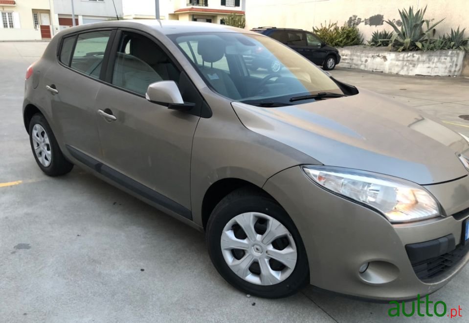 2010' Renault Megane photo #3