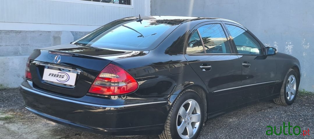 2004' Mercedes-Benz E-220 photo #2