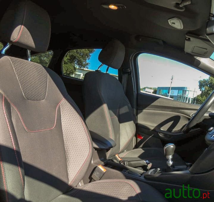 2017' Ford Focus photo #3