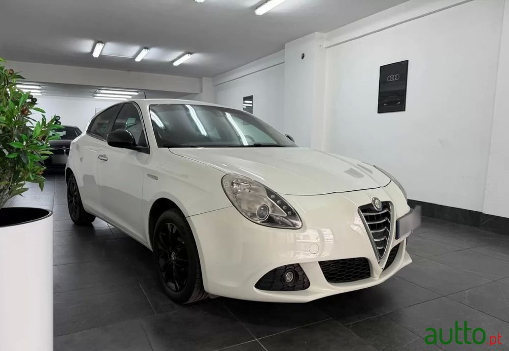 2011' Alfa Romeo Giulietta photo #3