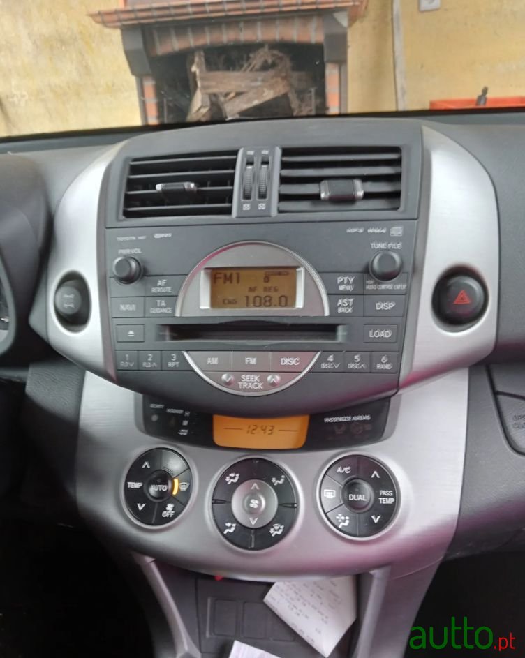 2008' Toyota RAV4 2.2 D-4D 4X4 photo #4