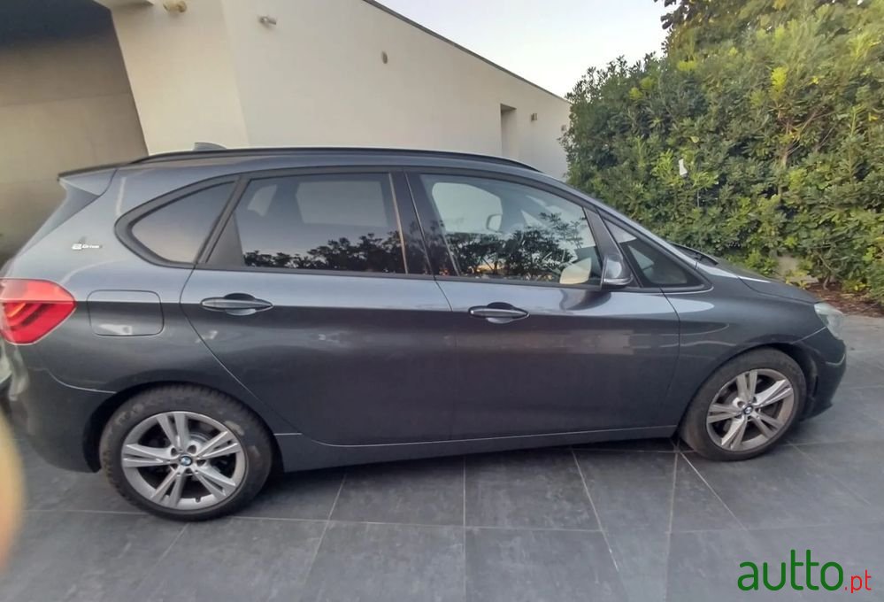 2016' BMW 225Xe Active Tourer photo #6