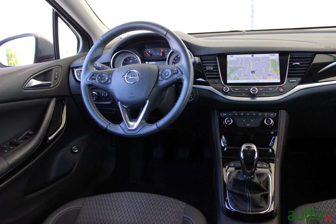 2018' Opel Astra Sports Tourer photo #2