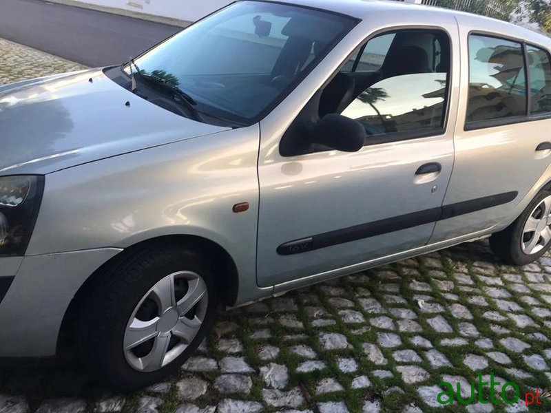2002' Renault Clio 1.2 photo #1