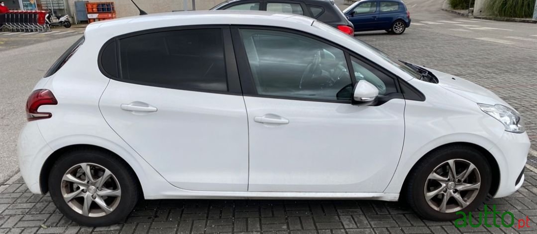 2015' Peugeot 208 photo #2