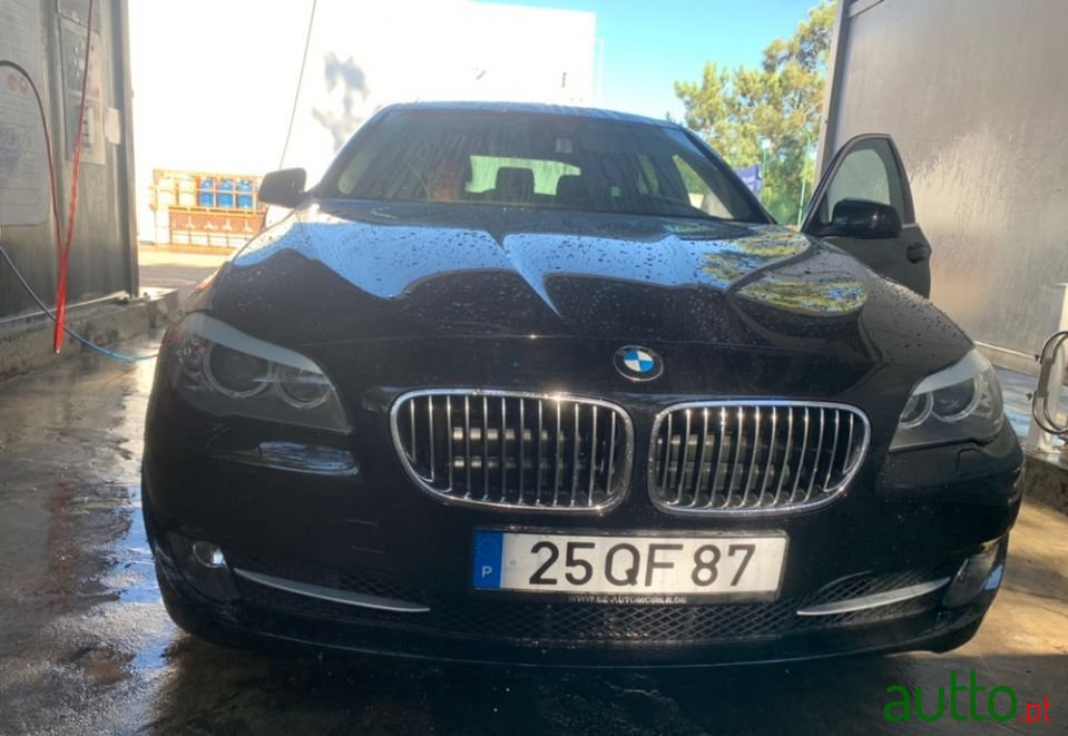 2011' BMW 520 520D photo #3