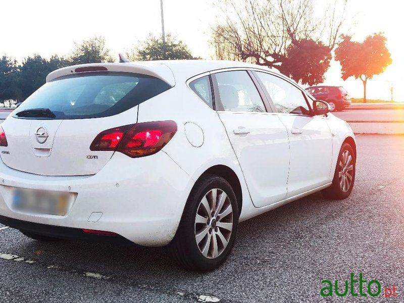 2010' Opel Astra photo #6