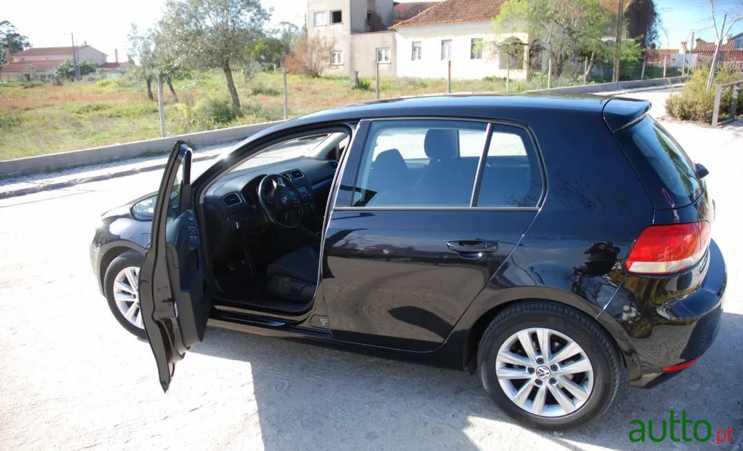 2011' Volkswagen Golf photo #3