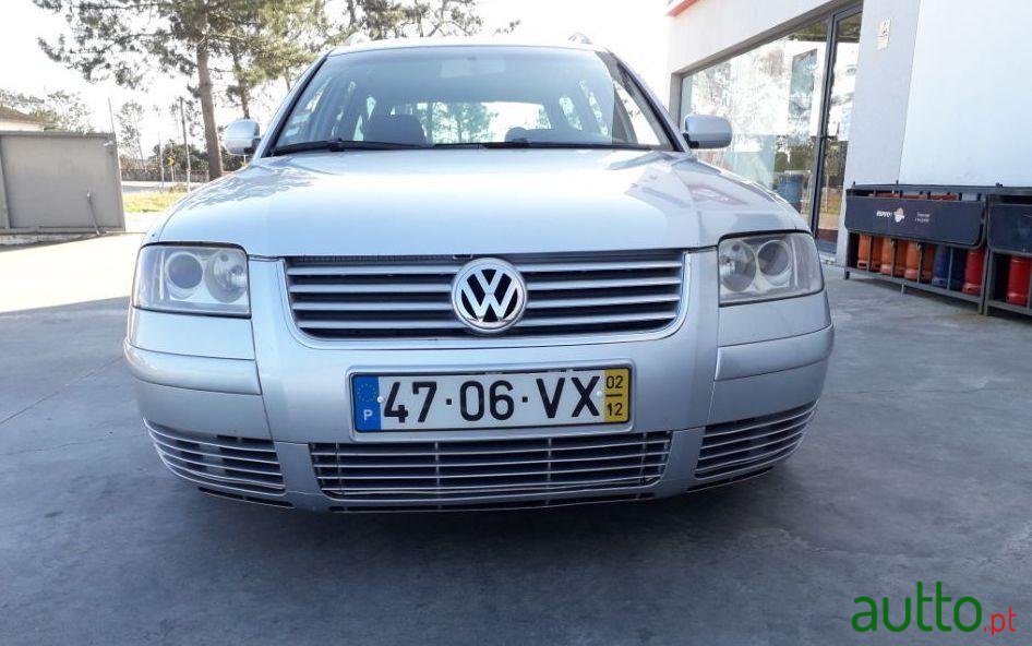 2002' Volkswagen Passat Variant photo #1