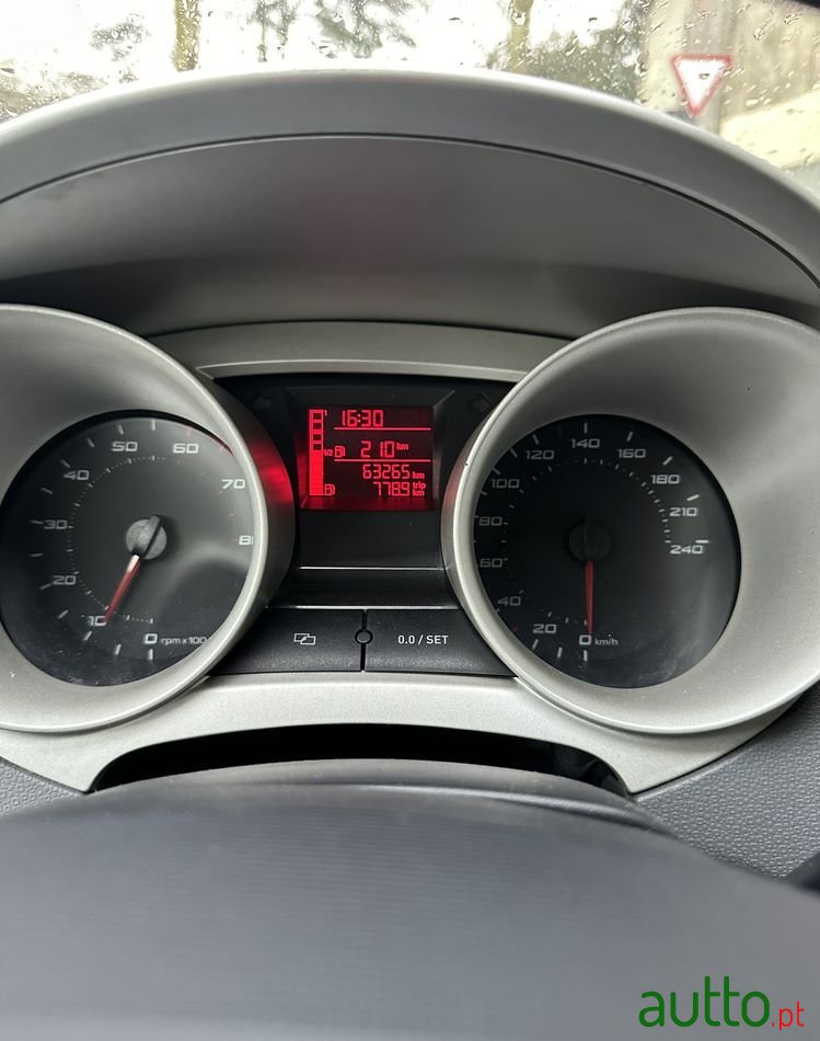 2011' SEAT Ibiza photo #4