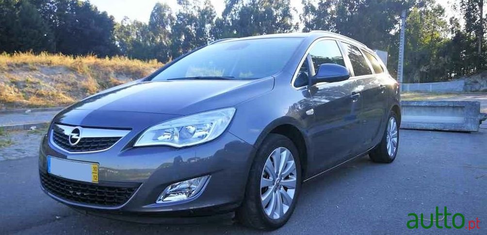 2010' Opel Astra Sports Tourer photo #1