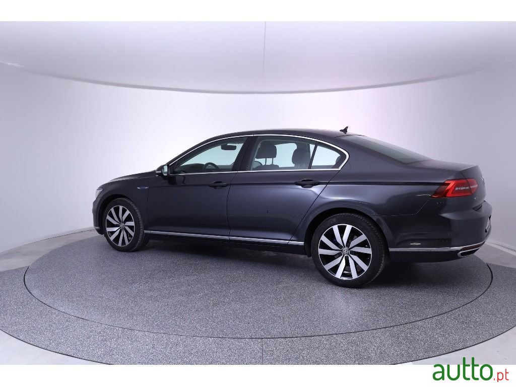 2018' Volkswagen Passat photo #4