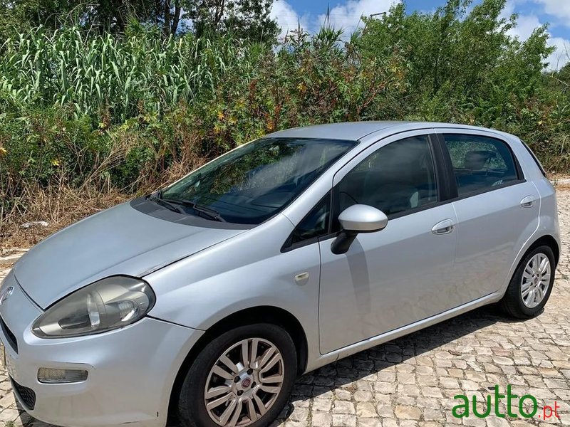 2012' Fiat Punto photo #2