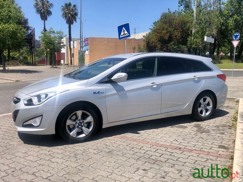 2011' Hyundai i40 Sw photo #2