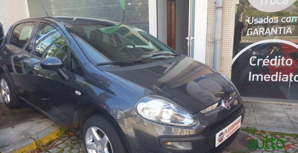 2011' Fiat Punto Evo photo #1