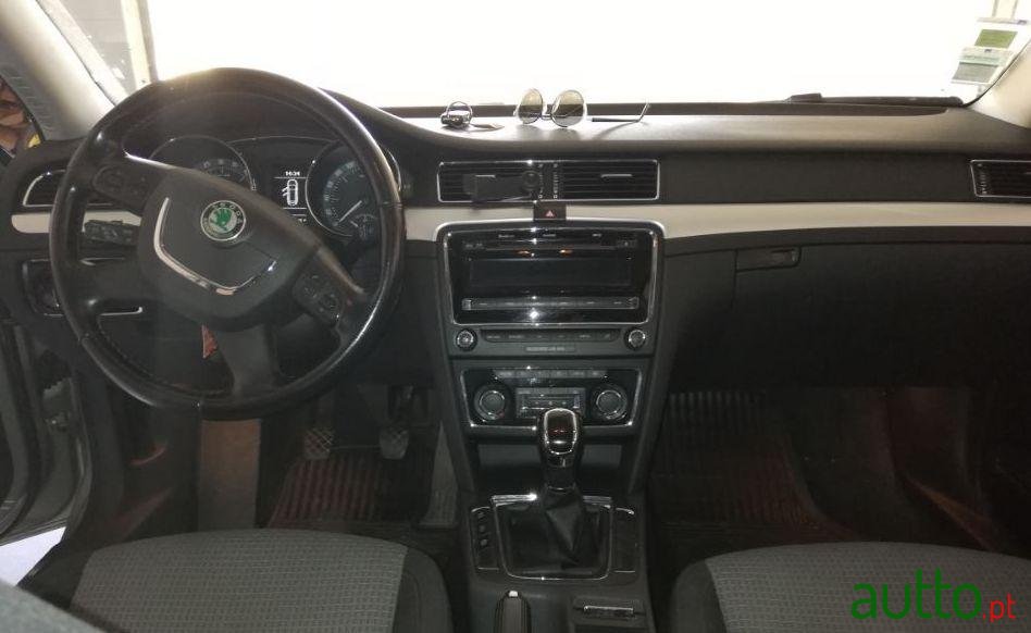 2011' Skoda Superb Break photo #1