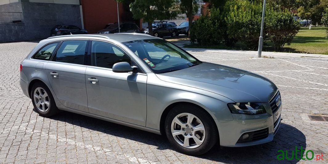 2011' Audi A4 Avant photo #2