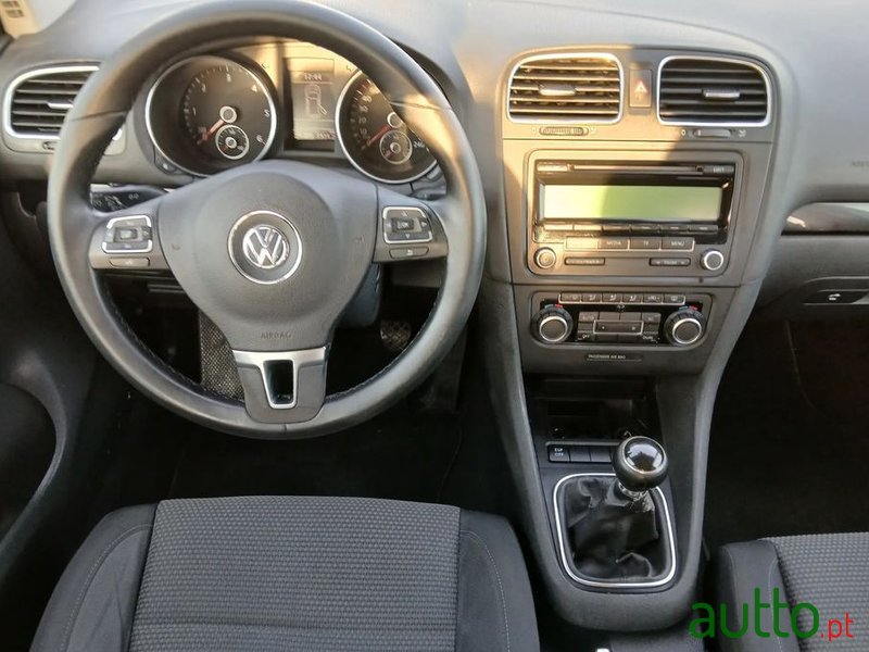 2009' Volkswagen Golf photo #5