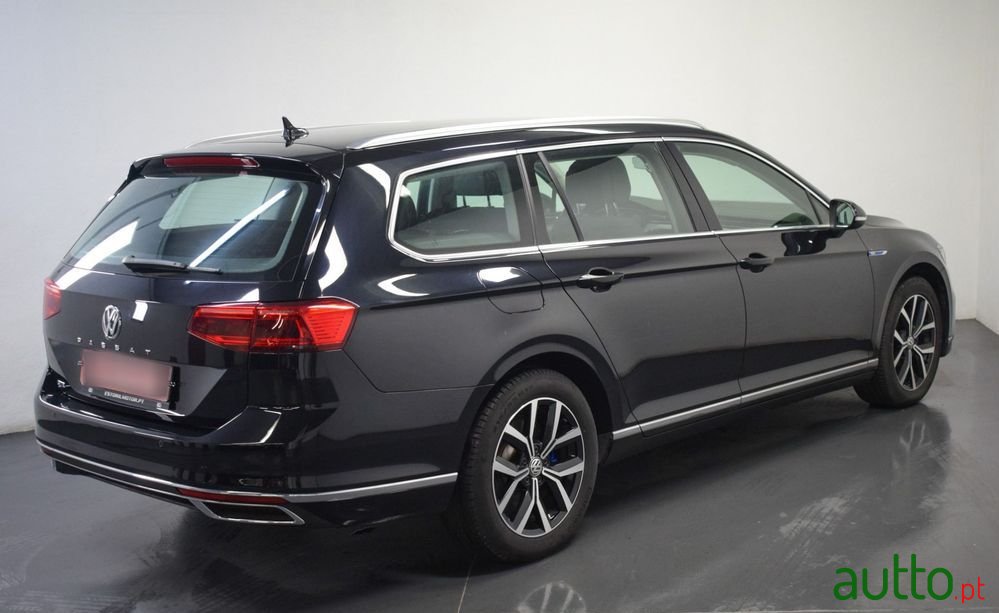2020' Volkswagen Passat Variant photo #3