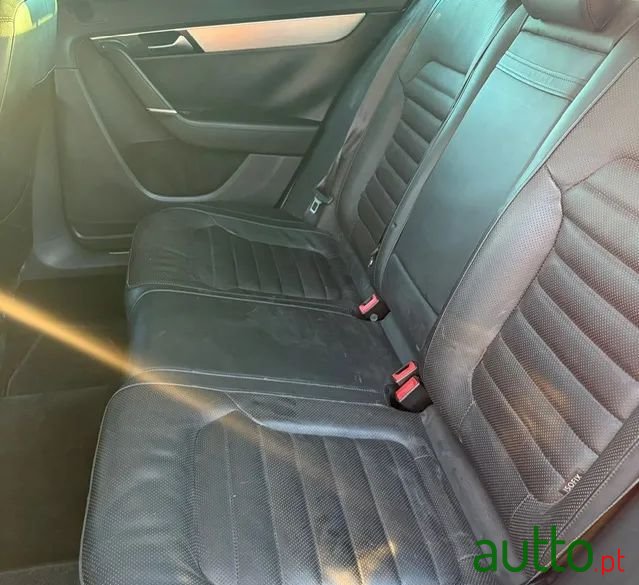 2011' Volkswagen Passat photo #5