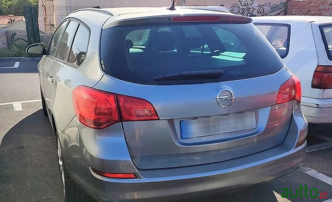 2011' Opel Astra Sports Tourer photo #4