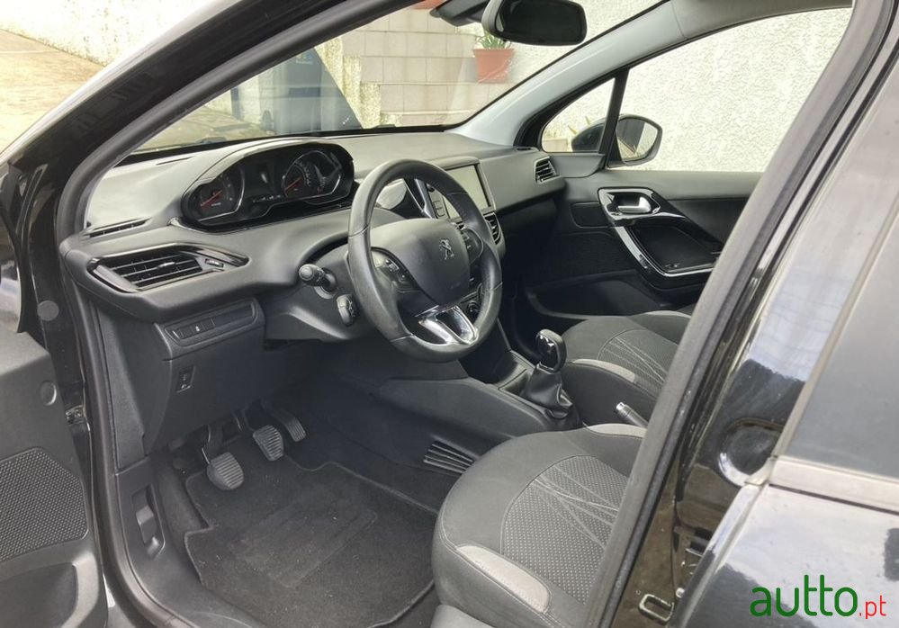 2014' Peugeot 208 photo #5