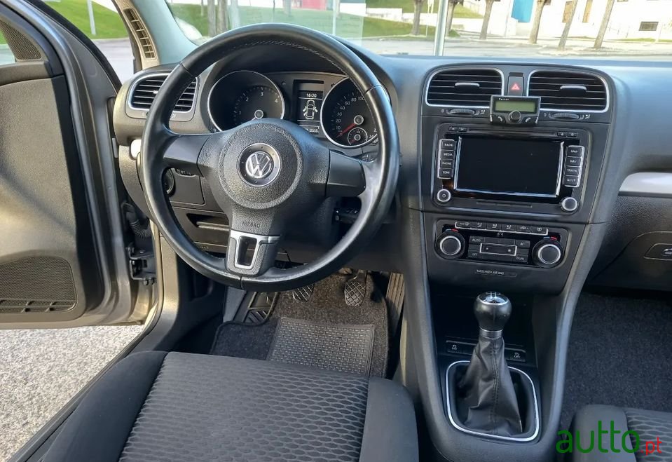 2011' Volkswagen Golf photo #5