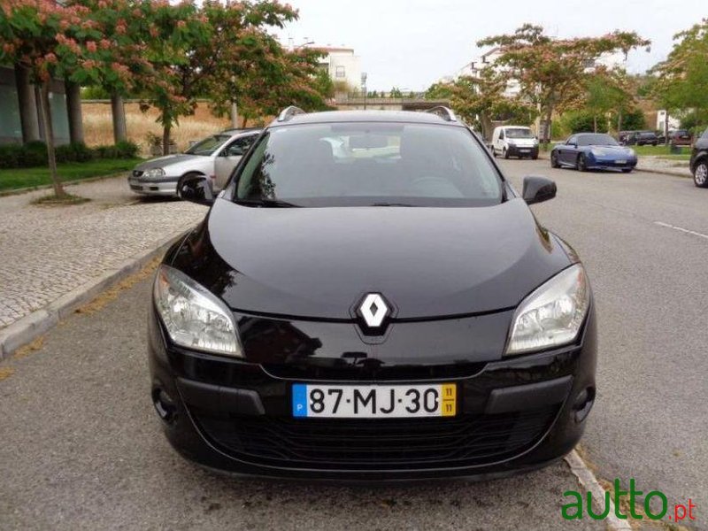 2011' Renault Megane Sport Tourer photo #2