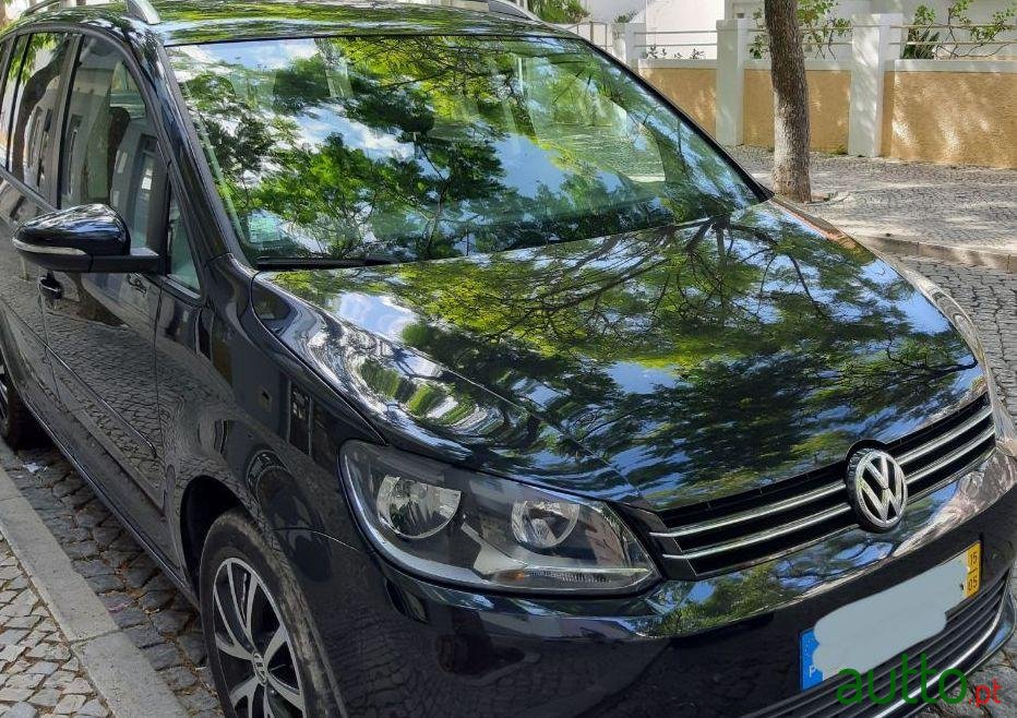 2015' Volkswagen Touran photo #2