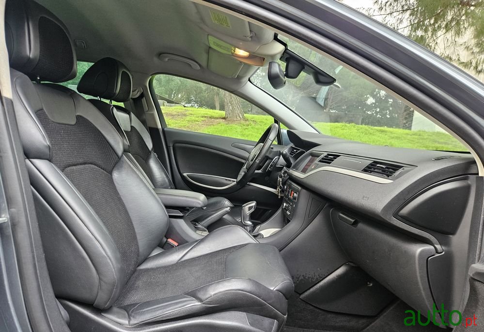 2011' Citroen C5 Tourer photo #4