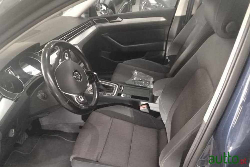2017' Volkswagen Passat Variant photo #3