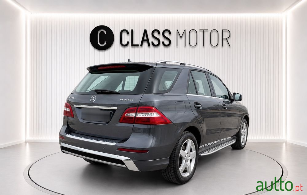 2011' Mercedes-Benz Classe M Bluetec photo #3