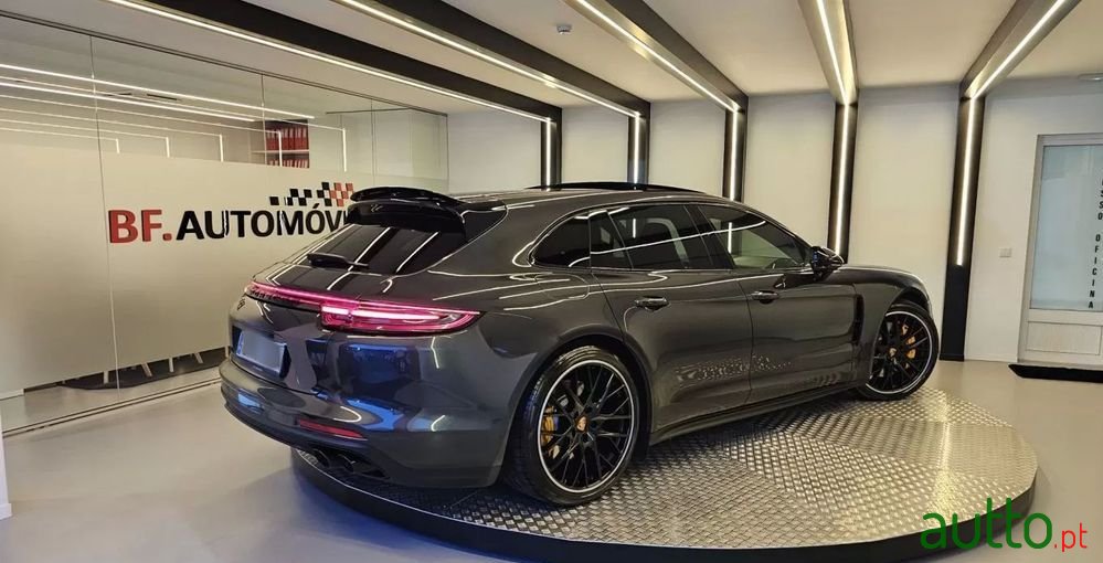 2018' Porsche Panamera Sport Turismo photo #5