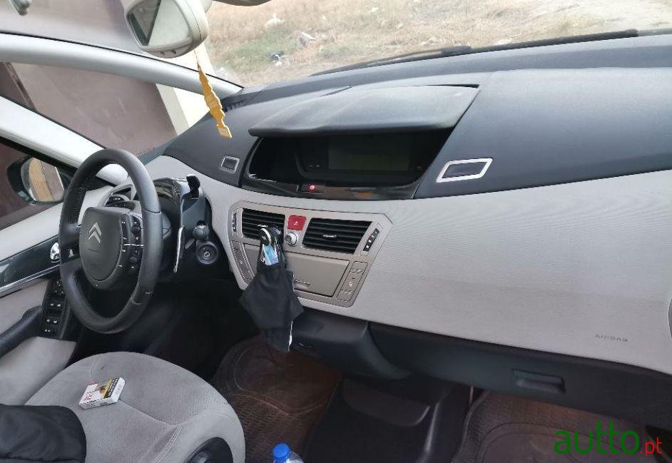 2010' Citroen C4 Grand Picasso photo #3