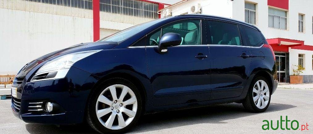 2010' Peugeot 5008 photo #1