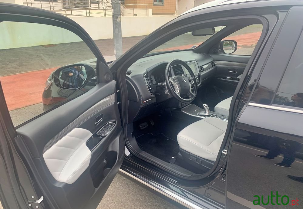 2019' Mitsubishi Outlander photo #6