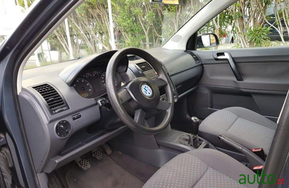 2002' Volkswagen Polo photo #2